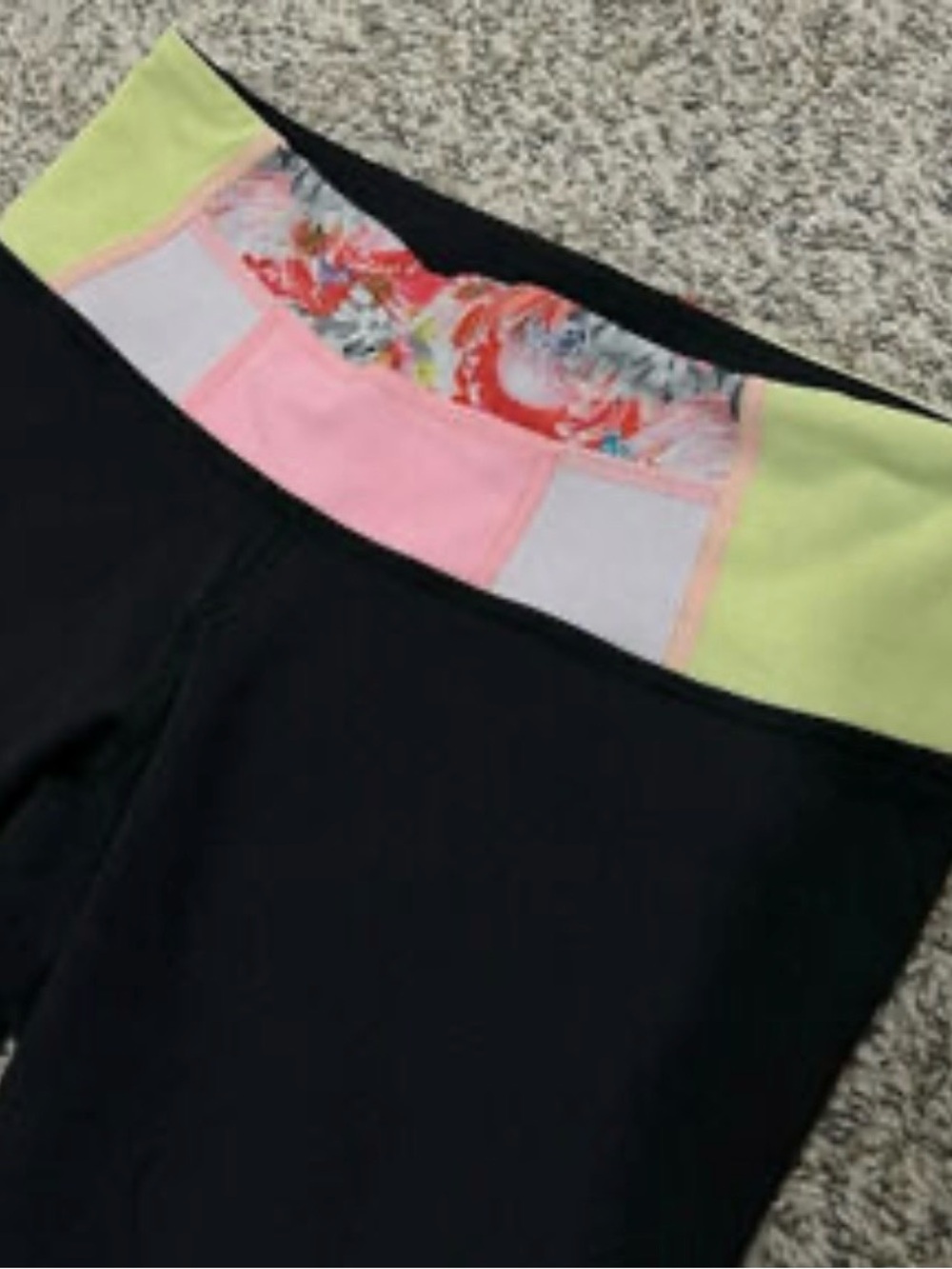 Lululemon Reversible Wunder Under Crop leggings. Size 4. - Picture 13 of 13